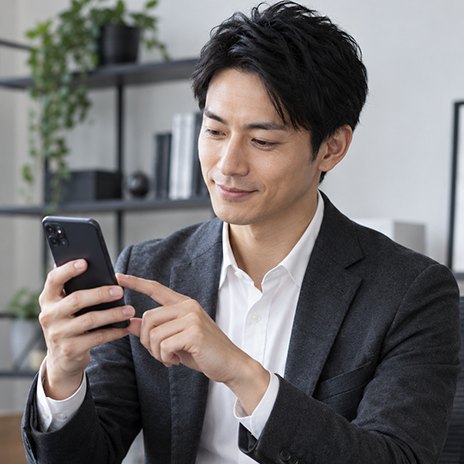 スマホで無料登録するビジネスマン