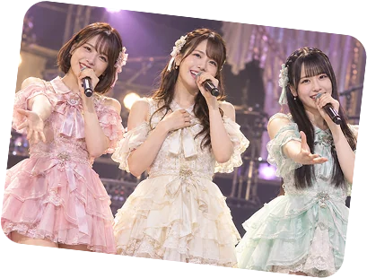 ステージで歌うアイドル