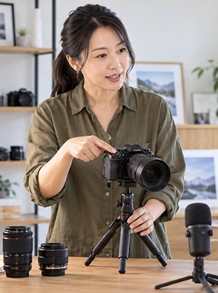 カメラの操作を実演するオンライン写真教室