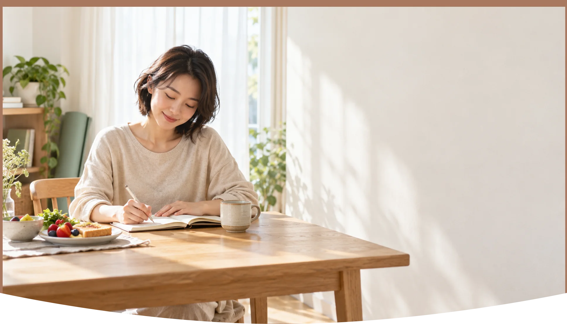 木の食卓でノートを書く女性